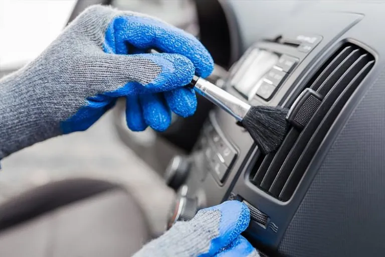 Auto AC Recharge vs. AC Repair: What’s the Difference? 4 Car AC Recharge