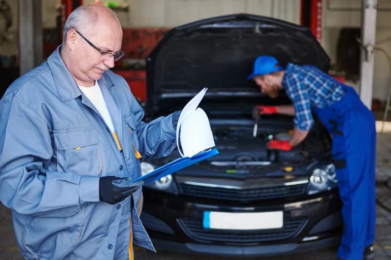 How Much Does a Mobile Oil Change Cost in the USA? 3 A Mechanic Checking the Average Mobile Oil Change Cost