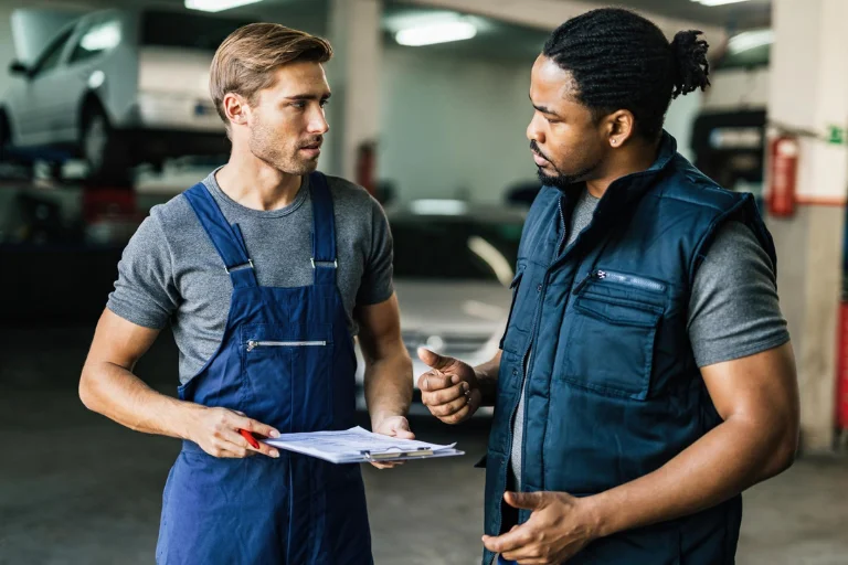 How to Choose a Reliable Mobile Mechanic in the USA 4 A Mechanic Explaining a Repair Estimate to a Vehicle Owner