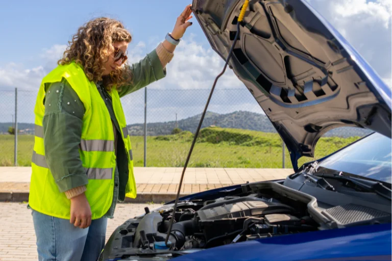 What Is a Mobile Mechanic and How Does It Work in the USA? 4 A Mobile Mechanic Assisting a Broken-Down Car on the Roadside