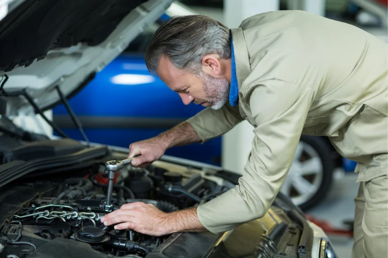 What Is a Mobile Mechanic and How Does It Work in the USA? 2 A Mobile Mechanic Inspecting a Car Engine at a Driveway