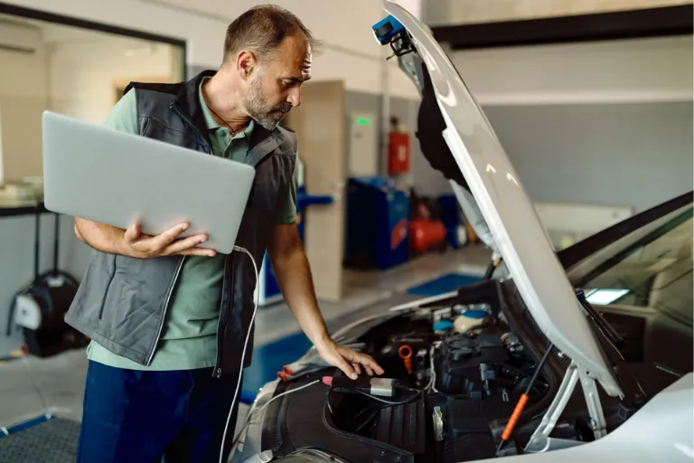 A Mobile Mechanic Miami Repairing a Vehicle at a Customer Location